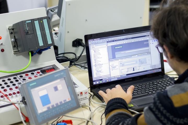 MBO Rijnland Students Successfully Complete "Hack the Bridge" Challenge